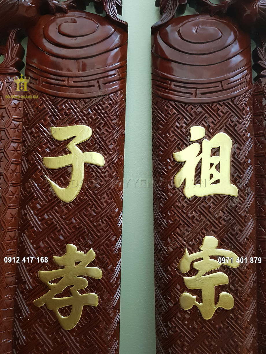 Chữ Hán trên đôi câu đối được chạm khắc vô cùng tỉ mỉ và sắc nét